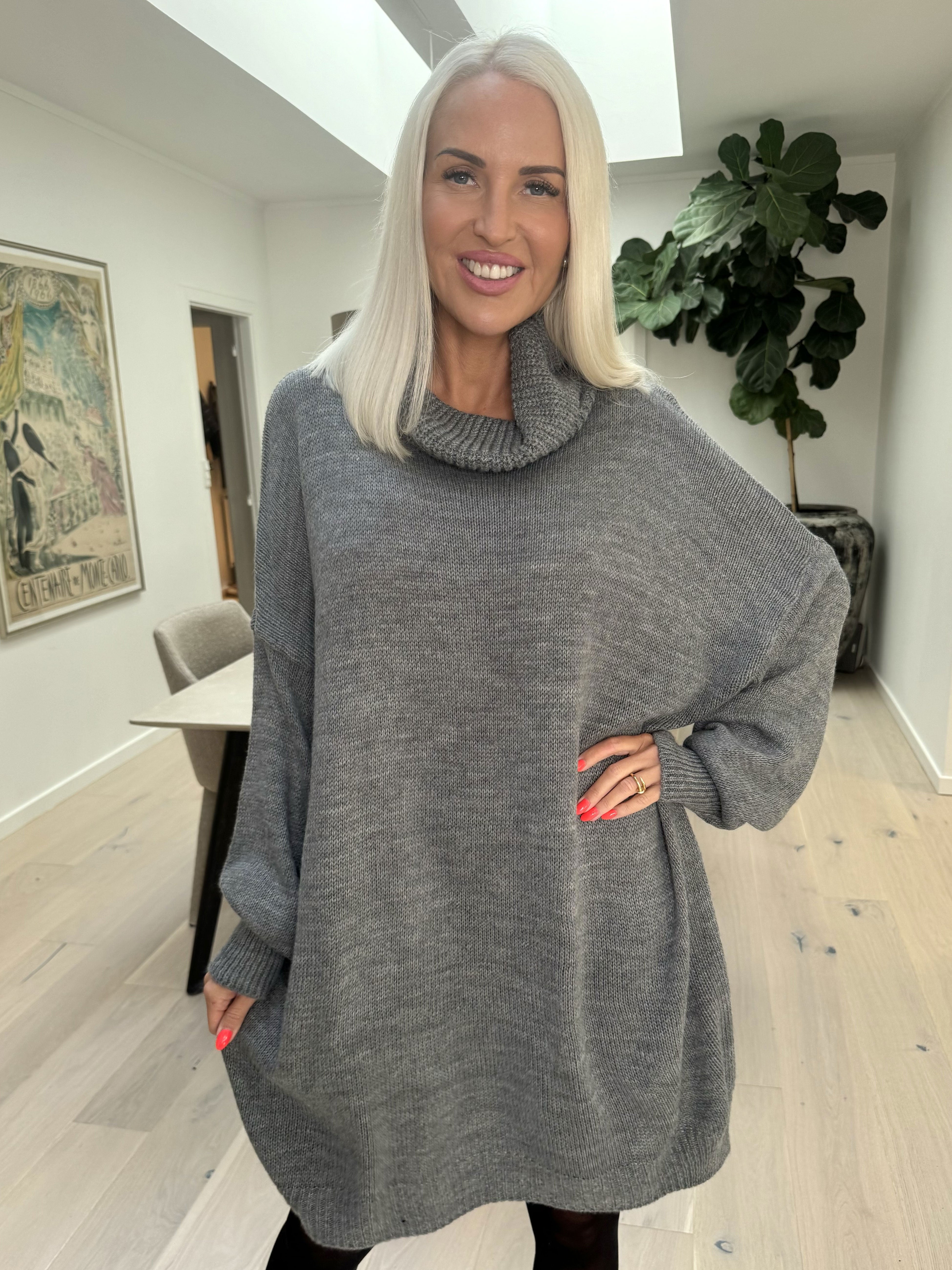 Blair - Ensfarvet strikkjole med turtleneck